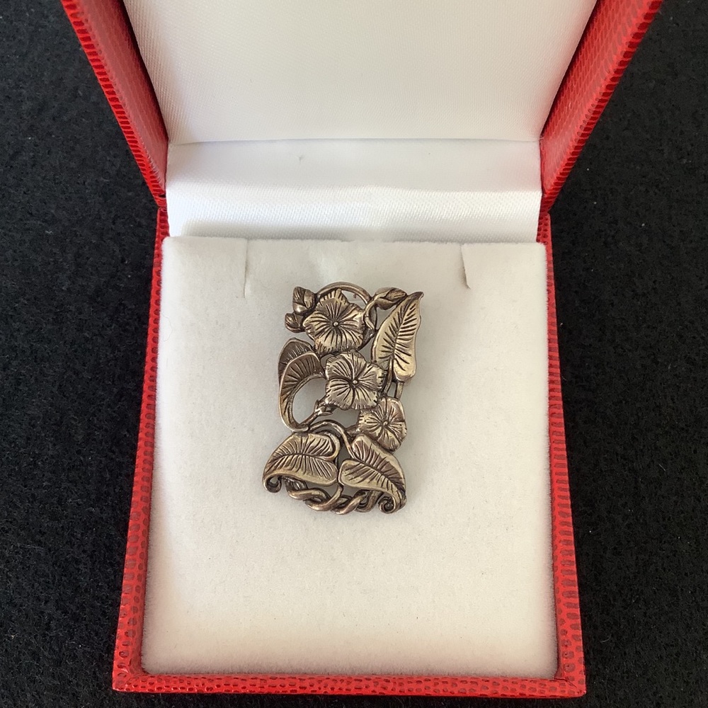 Vintage sterling silver brooch.